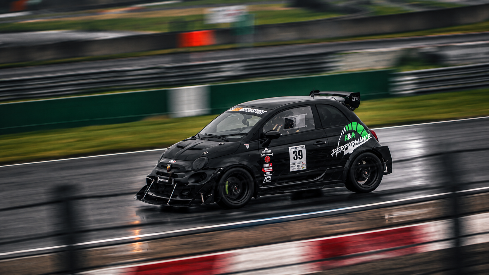 Abarth A&A Performance in azione sul bagnato